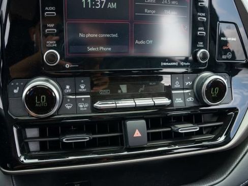 Used 2022 Toyota Highlander XLE AWD/4WD image 27