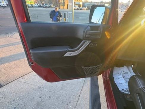 Used 2012 Jeep Wrangler Unlimited Rubicon w/ Connectivity Group image 9