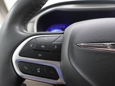 Used 2024 Chrysler Pacifica Touring-L FWD image 16