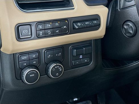 Used 2023 Chevrolet Suburban Premier w/ Advanced Technology Package AWD/4WD image 10