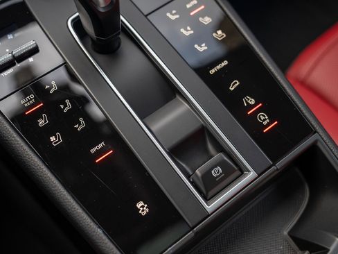 Used 2025 Porsche Macan image 20