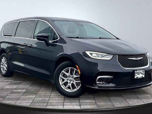 Used 2023 Chrysler Pacifica Touring-L FWD image 3