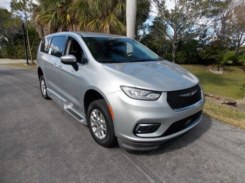 Used 2023 Chrysler Pacifica Touring-L image 5