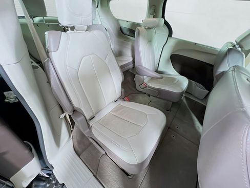 Used 2019 Chrysler Pacifica Touring-L w/ Advanced Safetytec Group image 28