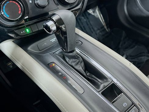 Used 2019 Honda HR-V LX image 16