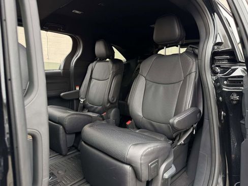 Used 2025 Toyota Sienna Platinum AWD/4WD image 23