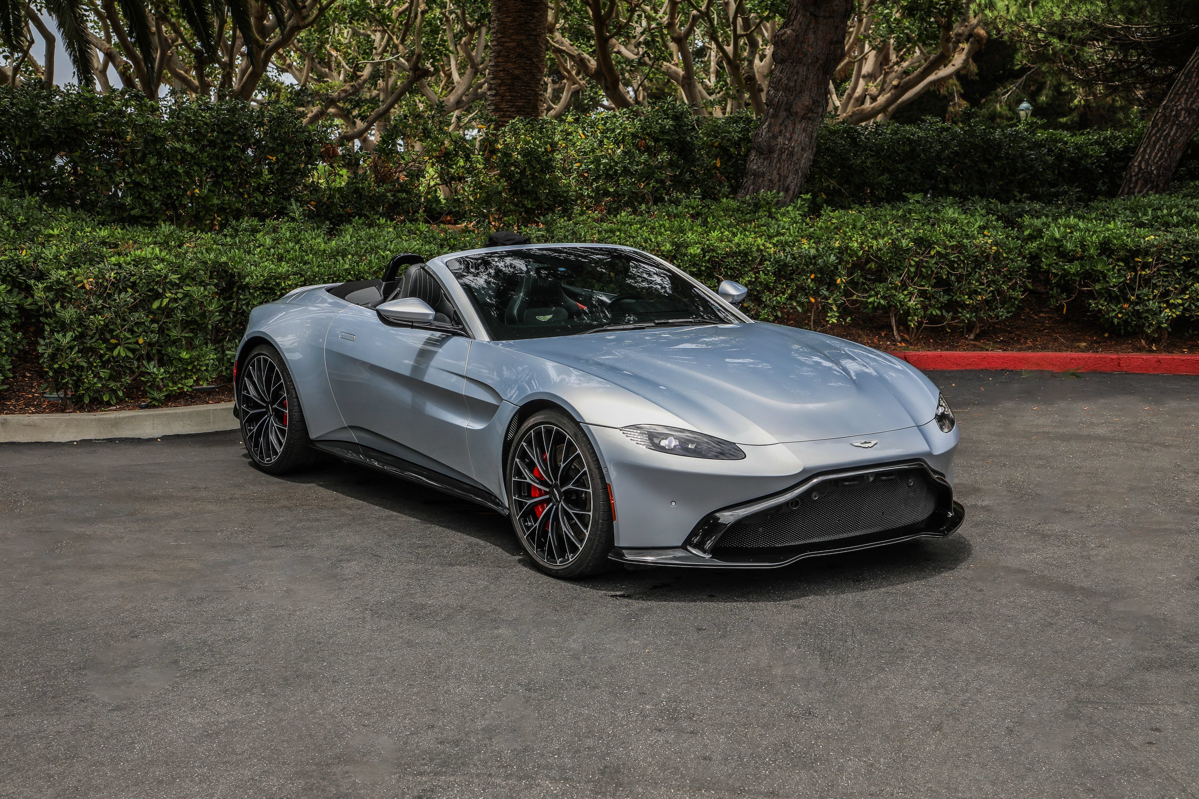 Used 2023 Aston Martin V8 Vantage Roadster RWD image 2