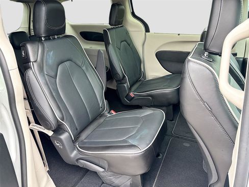 Certified 2024 Chrysler Pacifica Limited FWD image 29