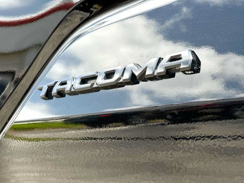 Used 2025 Toyota Tacoma TRD Sport AWD/4WD image 15