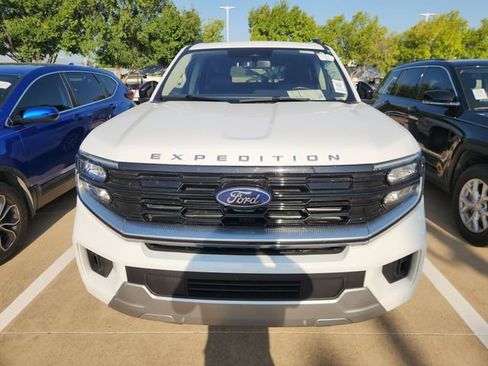 Used 2025 Ford Expedition Platinum AWD/4WD image 2