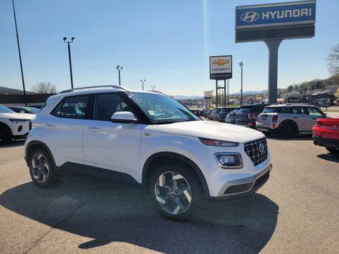 Used 2024 Hyundai Venue SEL image 1