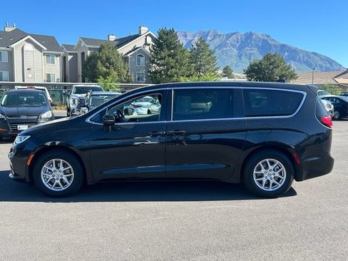 Used 2023 Chrysler Pacifica Touring-L FWD image 7