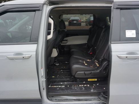 Used 2024 Kia Carnival EX FWD image 13
