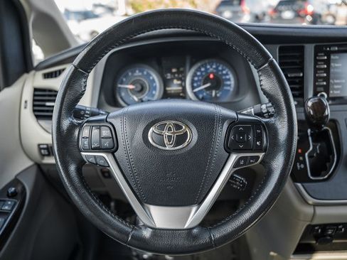 Used 2020 Toyota Sienna XLE image 30