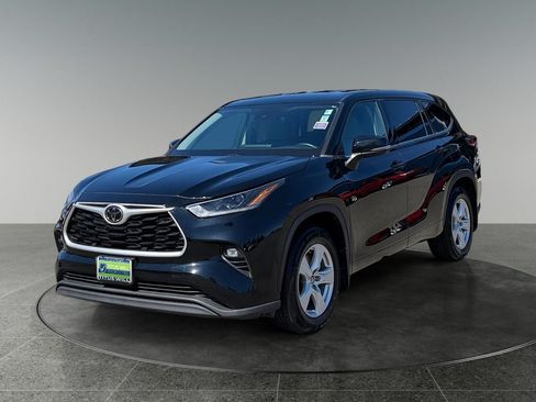 Used 2021 Toyota Highlander LE AWD/4WD image 3