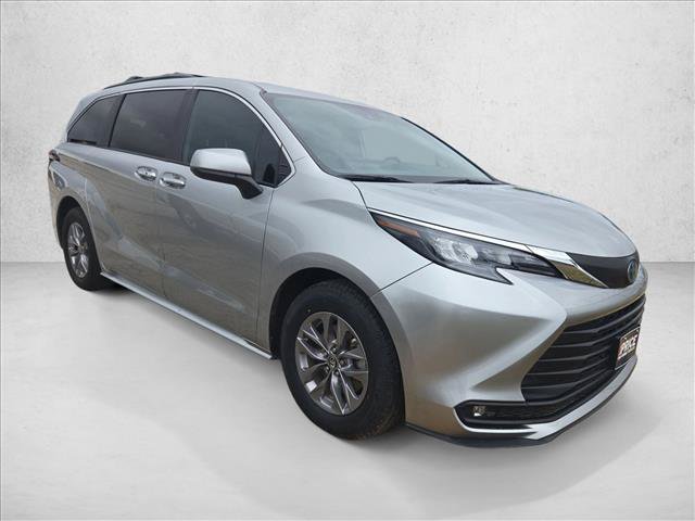 Used 2025 Toyota Sienna XLE FWD image 2