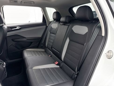 Used 2022 Volkswagen Taos SEL w/ Panoramic Sunroof Package FWD image 27