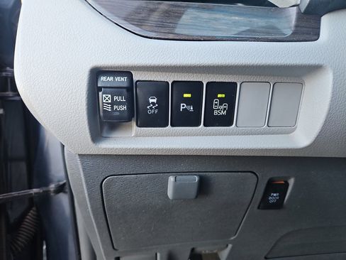 Used 2017 Toyota Sienna XLE Premium image 16