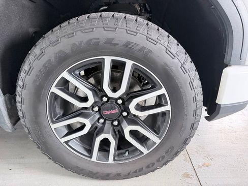 Used 2023 GMC Sierra 1500 AT4 w/ Technology Package AWD/4WD image 4