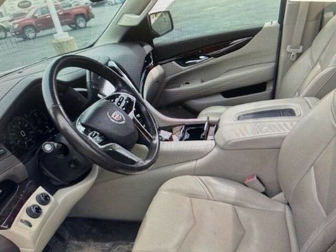 Used 2015 Cadillac Escalade Luxury AWD/4WD image 7