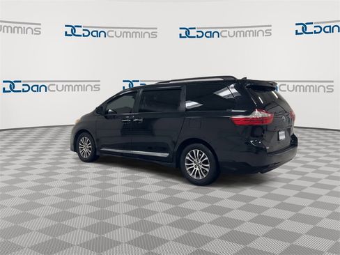 Used 2018 Toyota Sienna XLE w/ XLE Navigation Package image 6