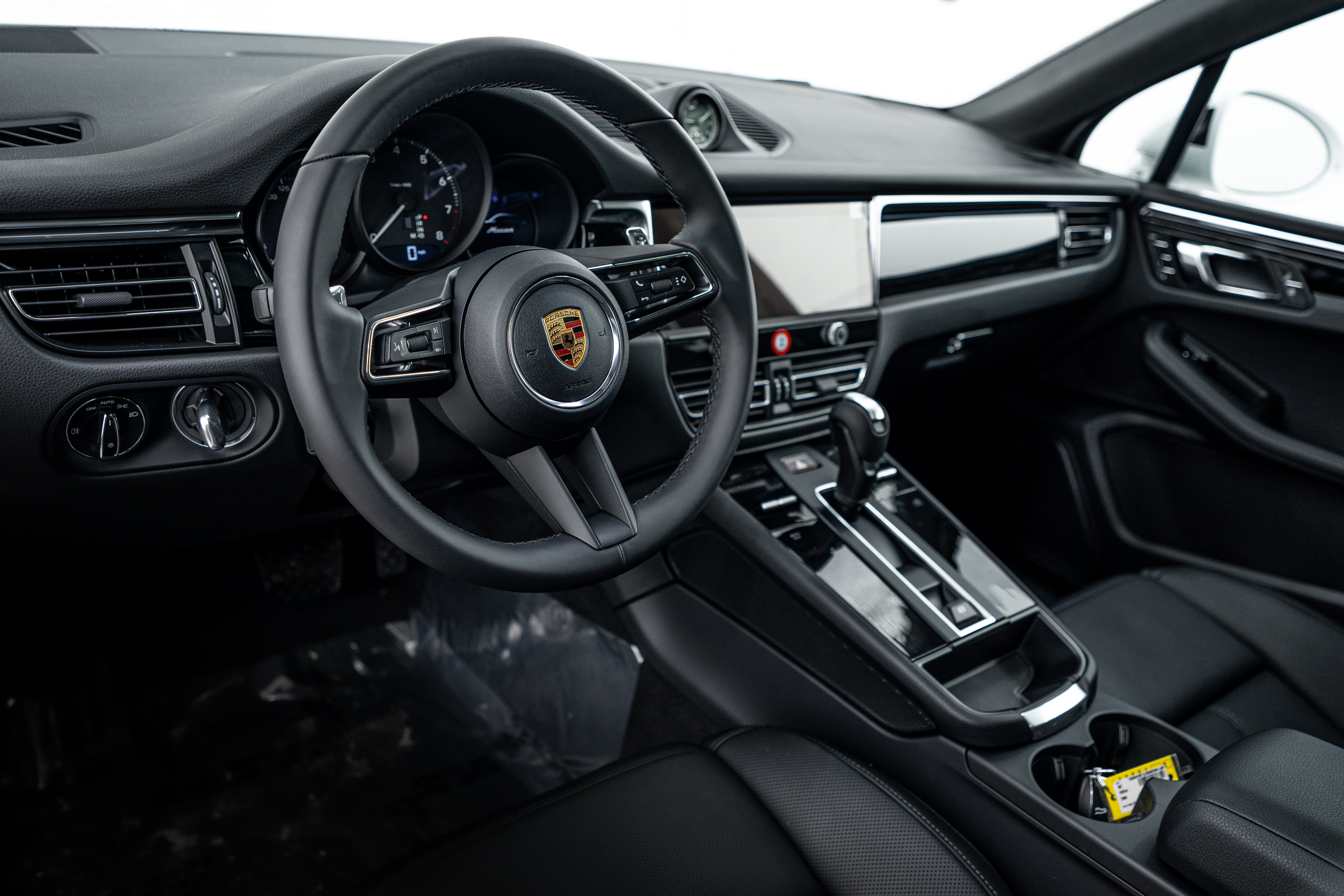Certified 2026 Porsche Macan AWD/4WD image 4