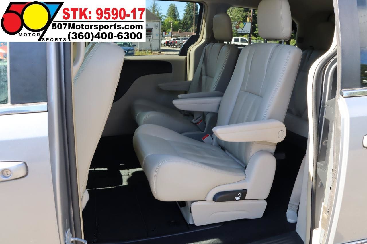 Used 2013 Chrysler Town & Country Touring FWD image 13