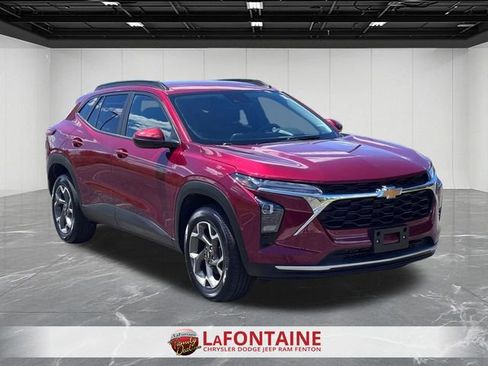 Used 2025 Chevrolet Trax LT w/ LT Convenience Package FWD image 7