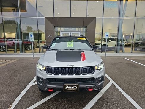 Used 2025 Jeep Compass Trailhawk AWD/4WD image 8