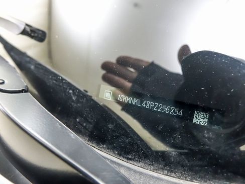 Used 2023 GMC Acadia SLE w/ Driver Convenience Package image 30