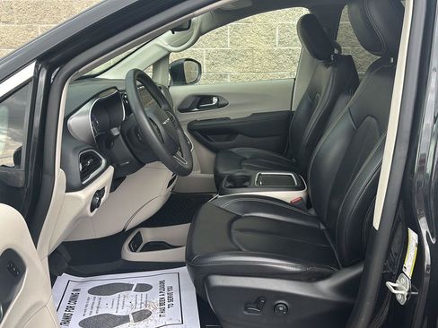 Used 2023 Chrysler Pacifica Touring-L FWD image 6