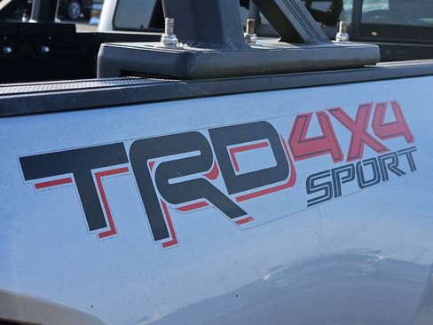 Used 2016 Toyota Tacoma TRD Sport w/ Towing Package image 8