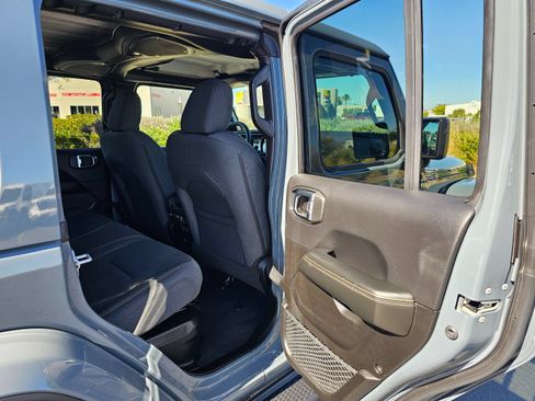 Used 2025 Jeep Wrangler Unlimited Sahara AWD/4WD image 32