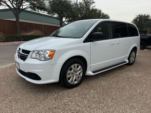 Used 2018 Dodge Grand Caravan SE w/ UConnect Hands-Free Group image 12