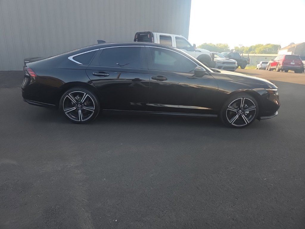Used 2025 Honda Accord Sport image 9