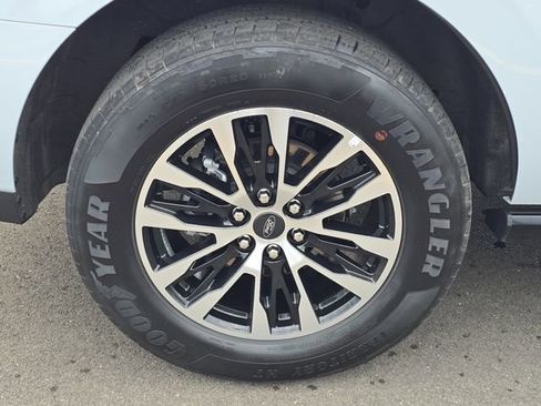 Used 2025 Ford Expedition Platinum AWD/4WD image 5