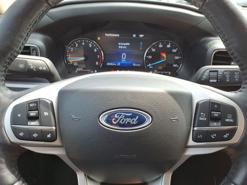 Used 2023 Ford Explorer XLT AWD/4WD image 18