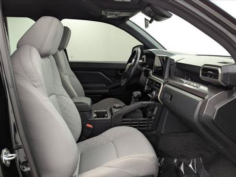 Used 2025 Toyota Tacoma SR5 AWD/4WD image 18