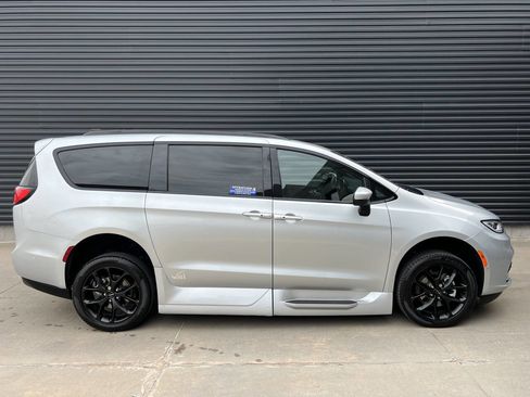 Used 2023 Chrysler Pacifica Touring-L w/ Uconnect Theater Family Group image 14