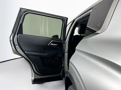 Used 2025 Mitsubishi Outlander SE image 26