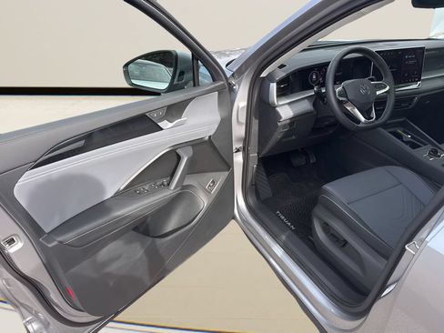 Used 2025 Volkswagen Tiguan SE w/ Panoramic Sunroof Package AWD/4WD image 10