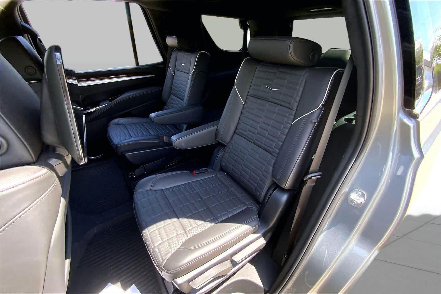 Used 2025 Cadillac Escalade Premium Luxury Platinum w/ LPO, Floor Liner Package AWD/4WD image 19