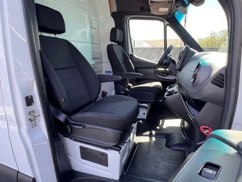 Used 2022 Mercedes-Benz Sprinter 2500 image 6