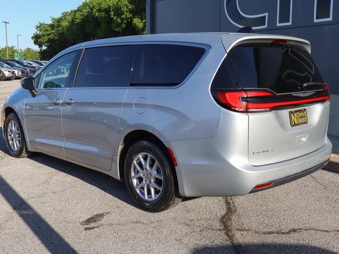 Used 2023 Chrysler Pacifica Touring-L FWD image 6