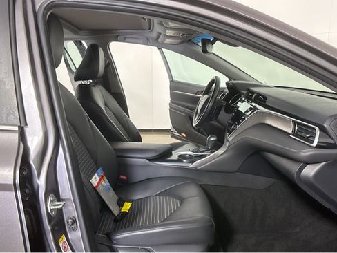 Used 2018 Toyota Camry SE image 6