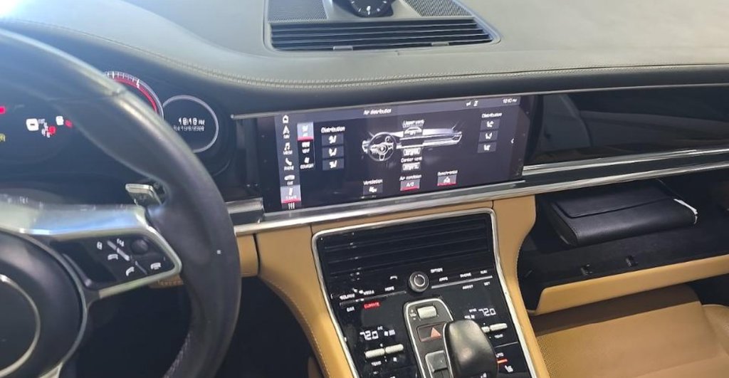 Used 2020 Porsche Panamera w/ Premium Package Plus RWD image 4
