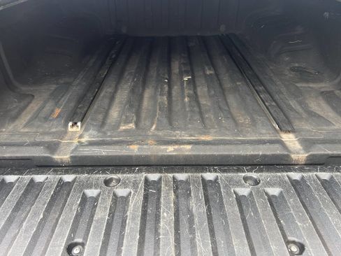 Used 2010 Nissan Frontier SE image 32