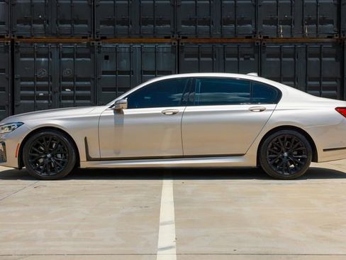 Used 2022 BMW 740i w/ Luxury Rear Seating Package RWD image 4