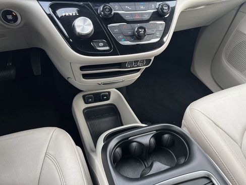 Used 2021 Chrysler Pacifica Touring-L image 9