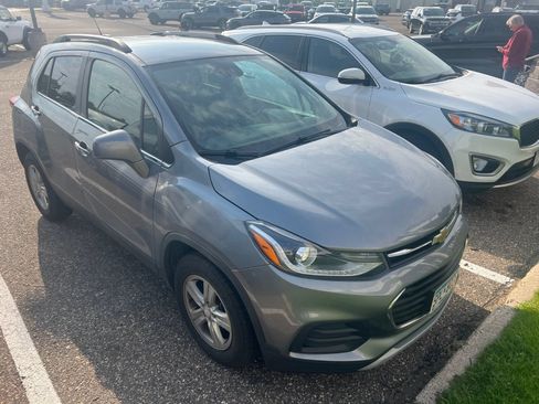 Used 2020 Chevrolet Trax LT w/ LT Convenience Package FWD image 2